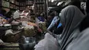 Pedagang kue kering melayani pembeli di Pasar Jatinegara, Jakarta, Selasa (5/6). Menjelang Lebaran, sudah menjadi tradisi masyarakat berbondong-bondong membeli kebutuhan Lebaran seperti pakaian, kue kering dan lain-lain. (Merdeka.com/ Iqbal S. Nugroho)