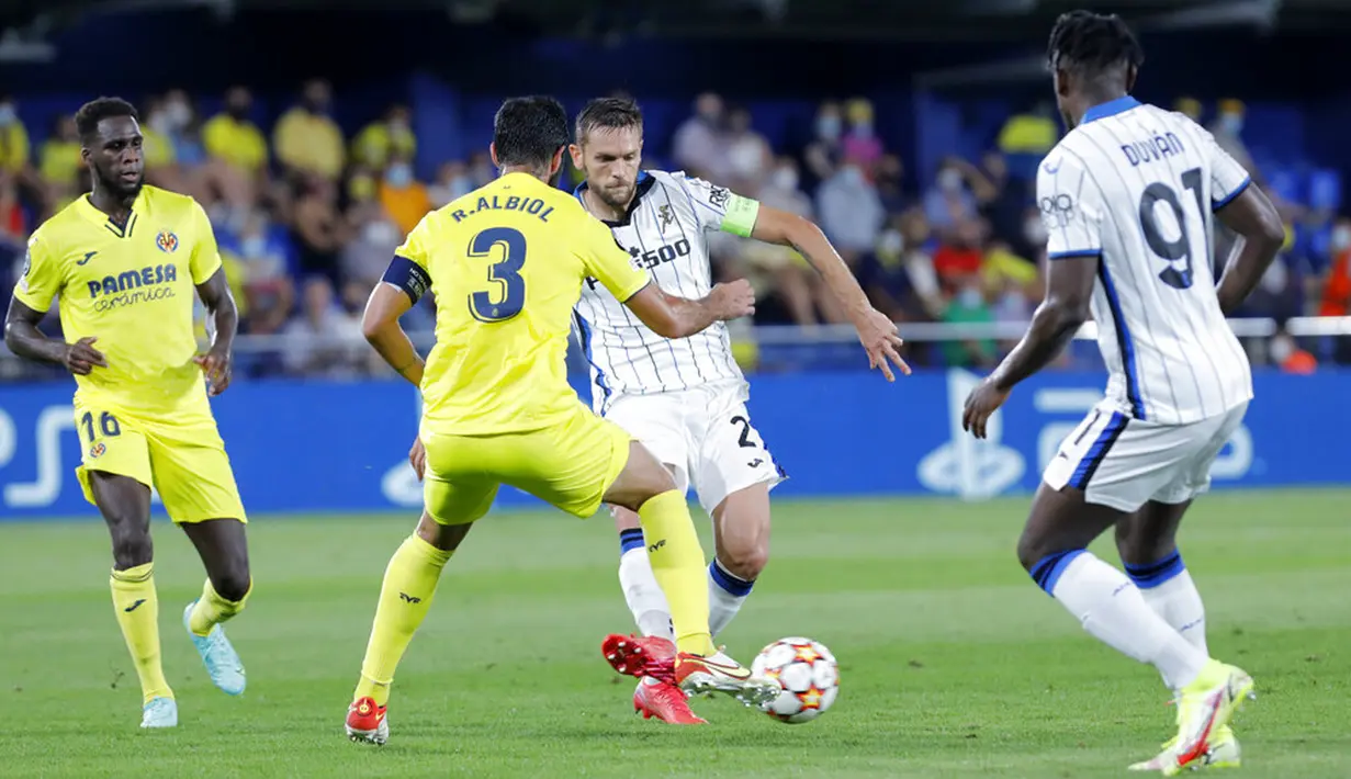 Pemain Atalanta Rafael Toloi (tengah kanan) mengoper bola saat melawan Villarreal pada pertandingan Grup F Liga Champions di Villarreal, Spanyol, Selasa (14/9/2021). Pertandingan berakhir imbang 2-2. (AP Photo/Alberto Saiz)
