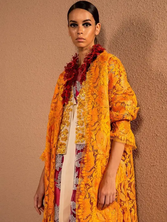 Sebagai warna yang menyala, oranye bisa kamu padukan dengan inner cream yang netral [@biyanofficial]