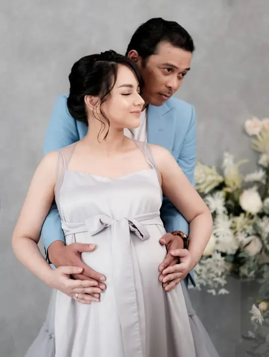 "Nara bahagia, kalau Attarik bintang yang menembus kegelapan malam. Jadi intinya sebenarnya namanya inginnya yang baik-baik aja. Yang penting baik, doa biar anaknya bahagia terus," lanjutnya menuturkan. (Instagram/angelicasimp.new)