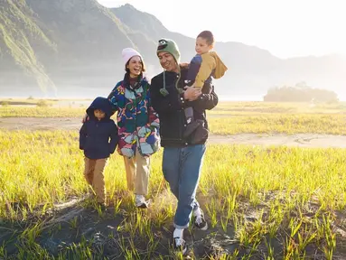 Kebersamaan Andien Aisyah dan keluarga di Bromo, Jawa Timur. (Foto: Instgaram/ andienaisyah)