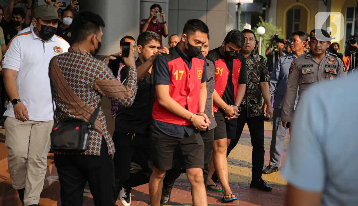 Mario Dandy dan Shane Lukas usai menjalani proses pelimpahan tahap dua di Kejaksaan Negeri Jakarta Selatan, Jumat (26/5/2023). (Liputan6.com/Faizal Fanani)