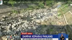 Petugas pun terpaksa membagi volume air yang hanya 2.200 liter per detik ke aliran Kali Baru untuk irigasi dan 200 liter per detik bagi ekosistem Ciliwung