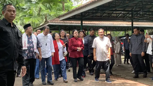 Megawati Soekarno datang ke TPS diantar oleh pasangan calon gubernur dan wakil gubernur Pramono Anung-Rano Karno. (Liputan6.com/Delvira Hutabarat)