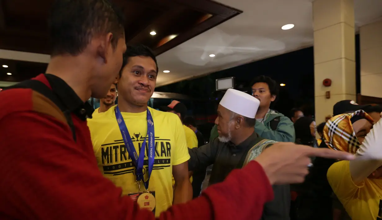 Pemain Mitra Kukar, Rizky Pellu, disambut suporter Mitra Kukar saat tiba di Hotel Sultan, Jakarta, seusai menjuarai Piala Jenderal Sudirman, Minggu (24/1/2016). (Bola.com/Arief Bagus)