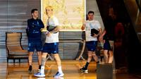 Pemain Timnas Argentina, Alejandro Garnacho (tengah) dan Julian Alvarez (kanan) saat tiba di hotel setelah menjalani latihan di Stadion Utama Gelora Bung Karno, Jakarta, Sabtu (17/6/2023). (Bola.com/Bagaskara Lazuardi)