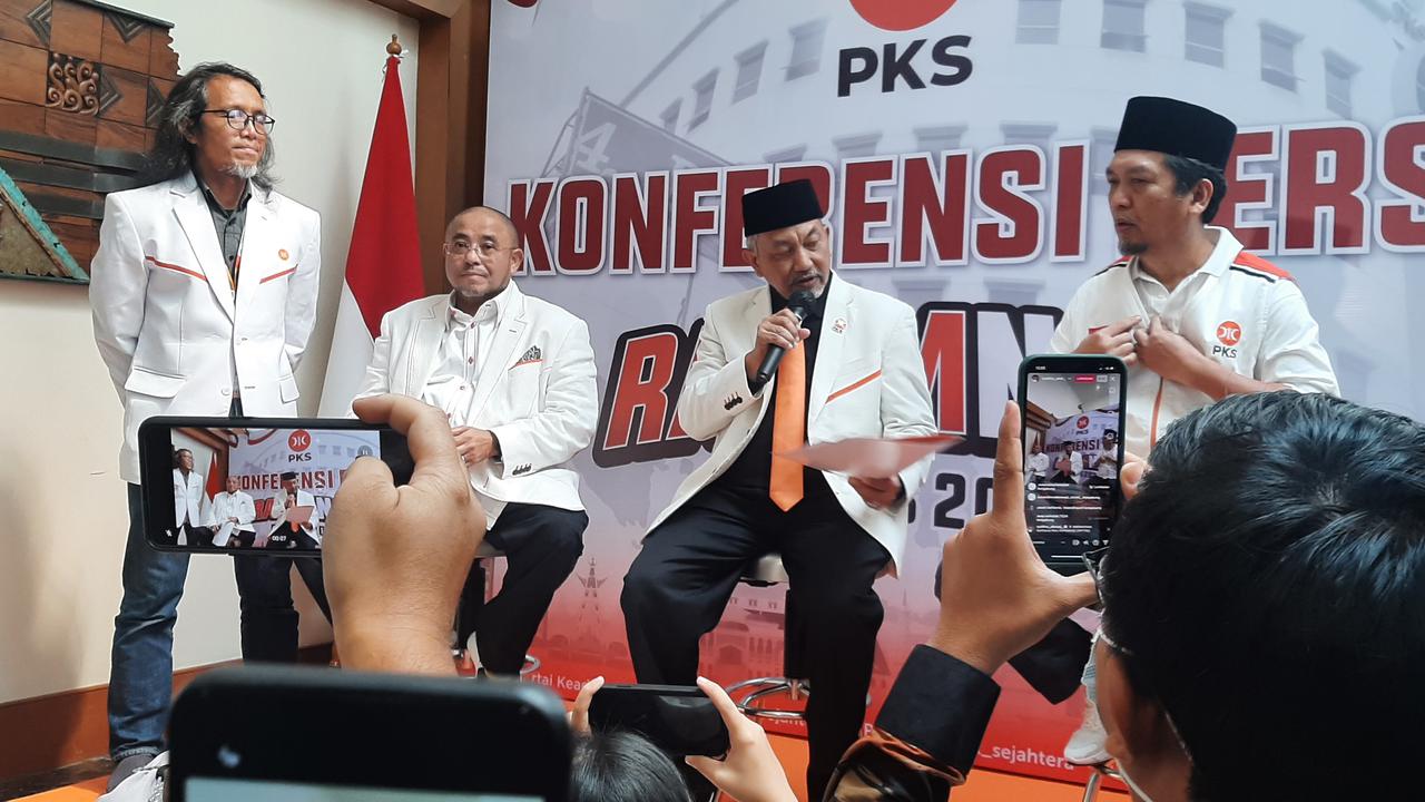 Presiden PKS Ahmad Syaikhu (tengah), Sekjen PKS Aboe Bakar Alhabsyi (kedua dari kiri), dan Ketua DPP PKS bidang Polhukam Almuzzammil Yusuf (paling kanan)