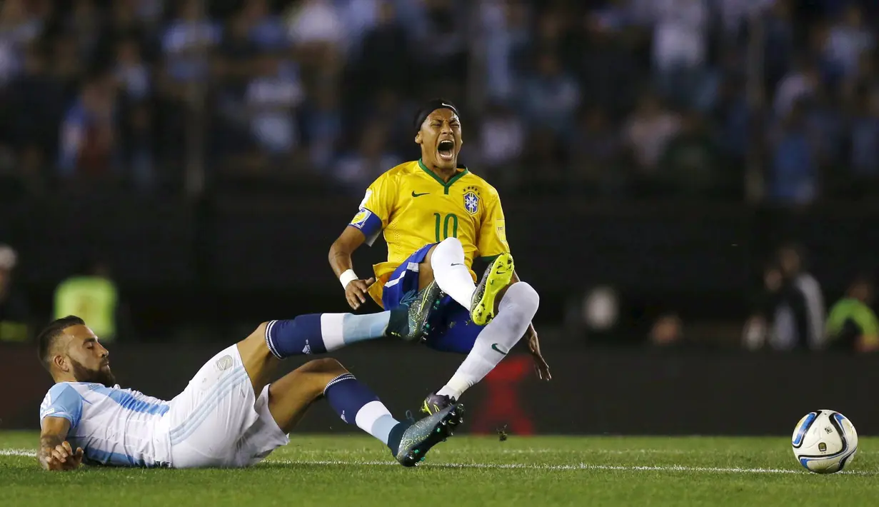 Pemain Brasil, Neymar (kanan), dilanggar oleh pemain Argentina, Nicolas Otamendi pada laga Pra-Piala Dunia 2018 zona Conmebol di Stadion Monumental Antonio Verspucio Liberti, Buenos Aires, Argentina, Sabtu (14/11/2015) WIB. (Reuters/Marcos Brindicci)