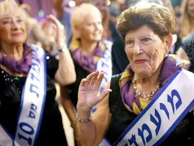 Salah satu kontestan, Carmela Ben Yehuda (89 tahun) sedang menari saat mengikuti kontes kecantikan di Kota Haifa, Israel (30/10). Kontes tahunan ini digelar untuk menghormati mereka yang selamat dari genosida Holocaust. (Reuters/Amir Cohen)