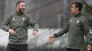 Penyerang Juventus, Gonzalo Higuain (kiri) dan Paulo Dybala tertawa saat latihan di pusat pelatihan Juventus di Vinovo (2/4). Juventus akan bertanding melawan Real Madrid pada leg pertama babak perempatfinal Liga Champions. (AFP Photo/Marco Bertorello)