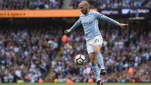 Aksi pemain Manchester City, David Silva mengontrol bola pada laga Premier League di Etihad Stadium, Manchester, (14/10/2017). David Silva mencetak satu gol saat Manchester City menang 7-2. (AFP/Oli Scarff)