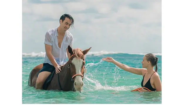 7 Momen Daniel Mananta dan Istri Liburan di Sumba, Bak Pengantin Baru