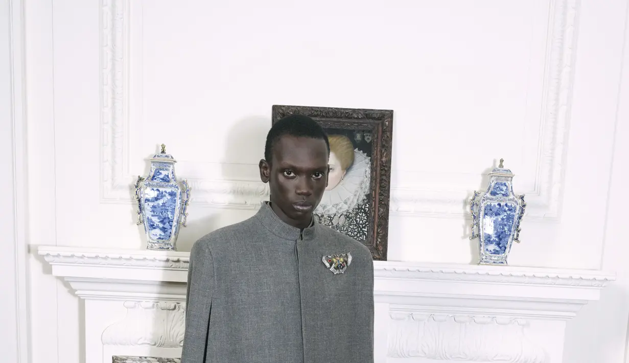 Busana pria mengikuti filosofi yang sama dengan potongan yang rapi dan warna-warna kalem [Valentino]