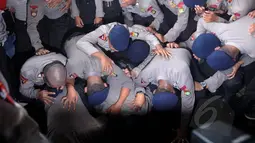 Ratusan aparat polisi melakukan sujud syukur sebagai bentuk rasa berterima kasih karena Pengadilan Negeri Jakarta Selatan mengabulkan permohonan Komjen Pol Budi Gunawan, Senin (16/2/2015). (Liputan6.com/Johan Tallo)