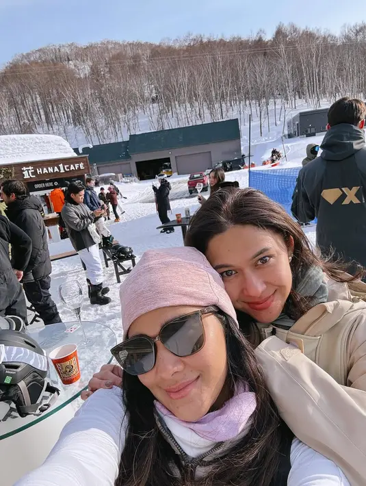 Tak heran jika duo kakak-adik ini banjir pujian. Bukan hanya karena kecantikan mereka, tapi juga karena vibe positif dan kekompakan yang selalu mereka tampilkan.  [@naymirdad].