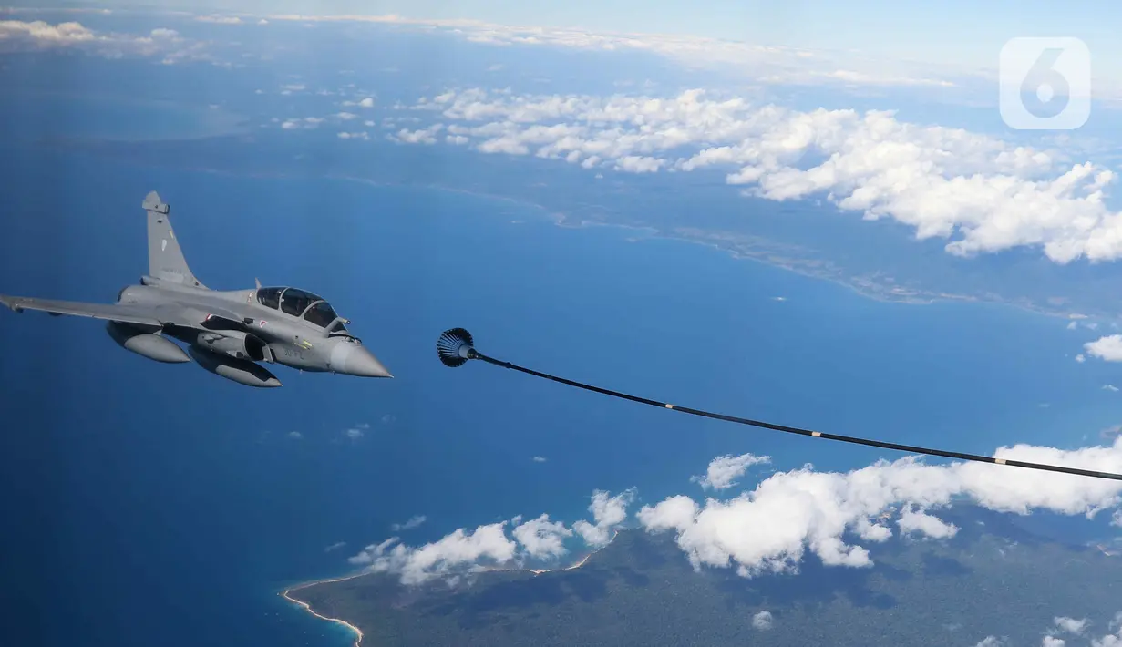 Pesawat Rafale melakukan manuver pengisian bahan bakar di udara saat Misi Pegase 2024 di Ujung Kulon, Banten, Rabu (24/7/2024). (Liputan6.com/Herman Zakharia)