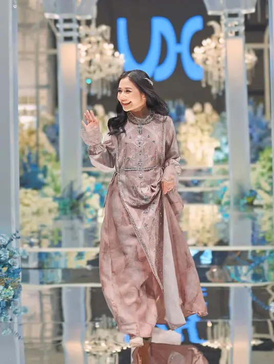 Penampilan Prilly ini bahkan disebut-sebut bak anak SMA yang tengah mengikuti acara fashion show. Karena hal ini pula dirinya mendapat pujian netizen karena terlihat awet muda. (Liputan6.com/IG/@prillylatuconsina96)