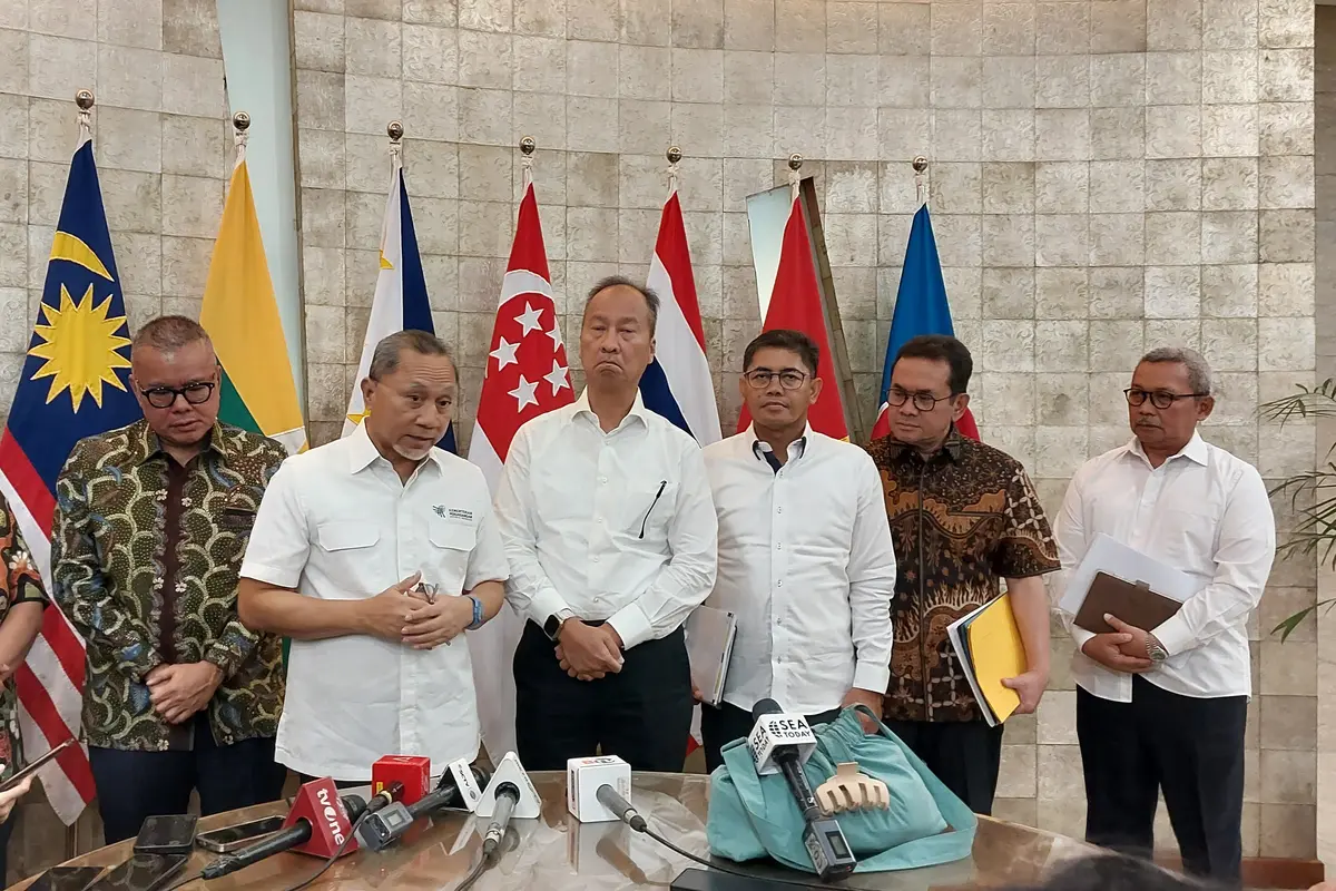 Menteri Perdagangan (Mendag) Zulkifli Hasan bertemu dengan Menteri Perindustrian (Menperin) Agus Gumiwang Kartasasmita di Kantor Kementerian Perdagangan, Jumat (19/7/2024). (Arief/Liputan6.com)