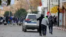 Pengunjuk rasa terlibat bentrok dengan aparat kepolisian di luar kantor pemerintah setempat di Kasserine, Tunisia, Kamis (21/1). Para pengangguran muda turun ke jalan memprotes keterpurukan ekonomi dan sulitnya lapangan kerja. (REUTERS/Amine Ben Aziza)