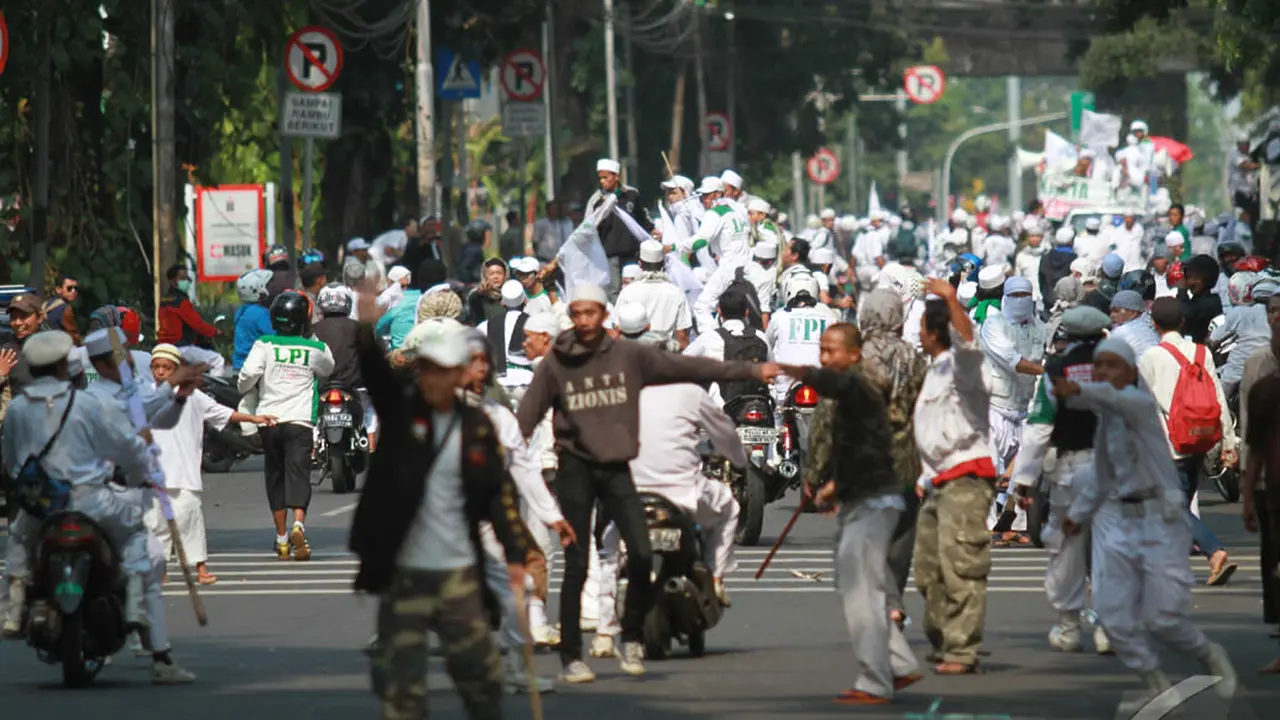 FPI Mengamuk, Polisi Dihujani Batu