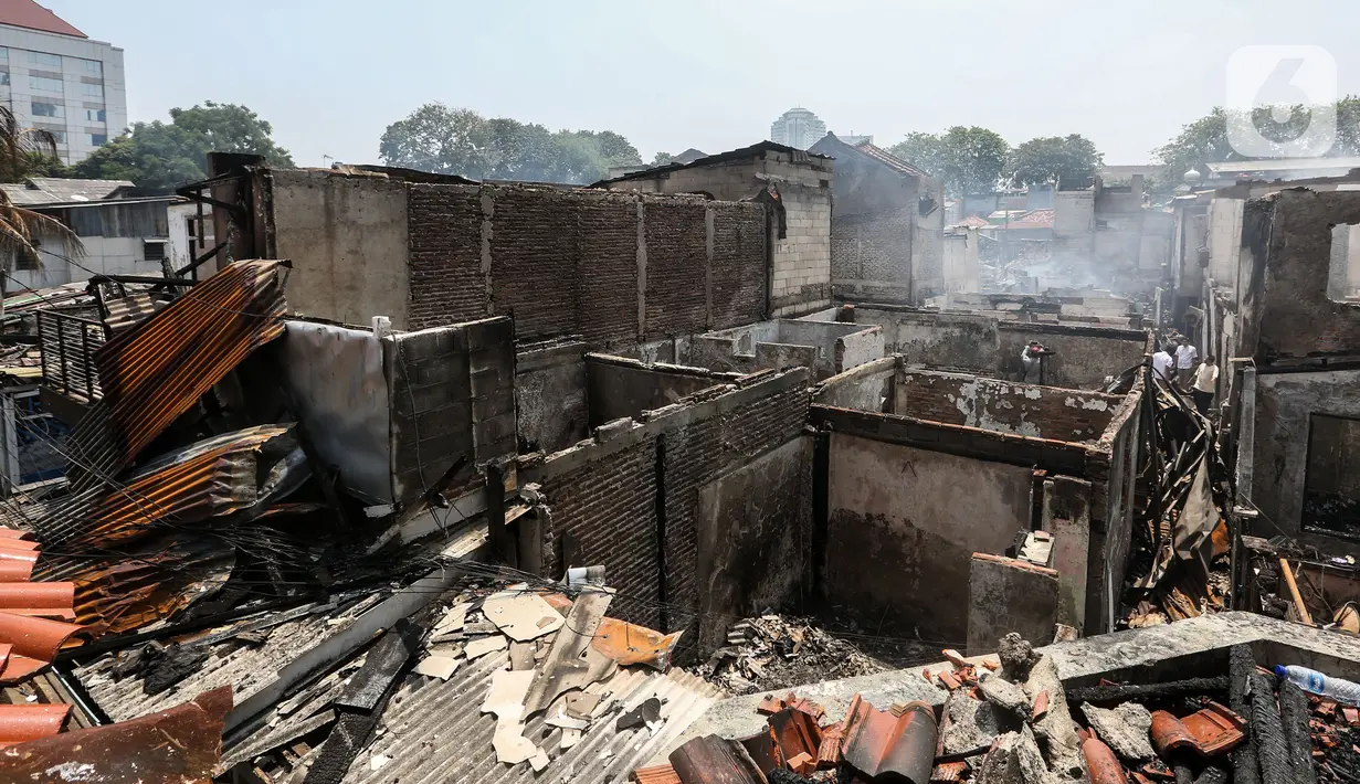 Kebakaran yang terjadi pada Rabu malam kemarin telah melahap ratusan rumah dari empat RT di kawasan tersebut. (Liputan6.com/Johan Tallo)