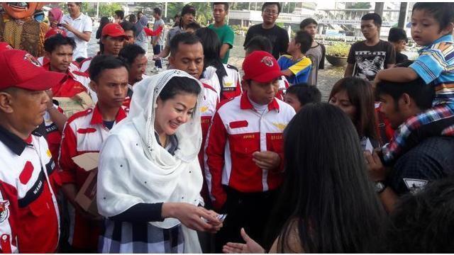 'Wanita Emas' meminta Gubernur DKI Jakarta Basuki Tjahja Purnama atau Ahok, agar turun tangan langsung membantu Bajaj online bisa tetap ada. Dan PNS bakal terima gaji ke-14, bagaimana dengan pensiunan?