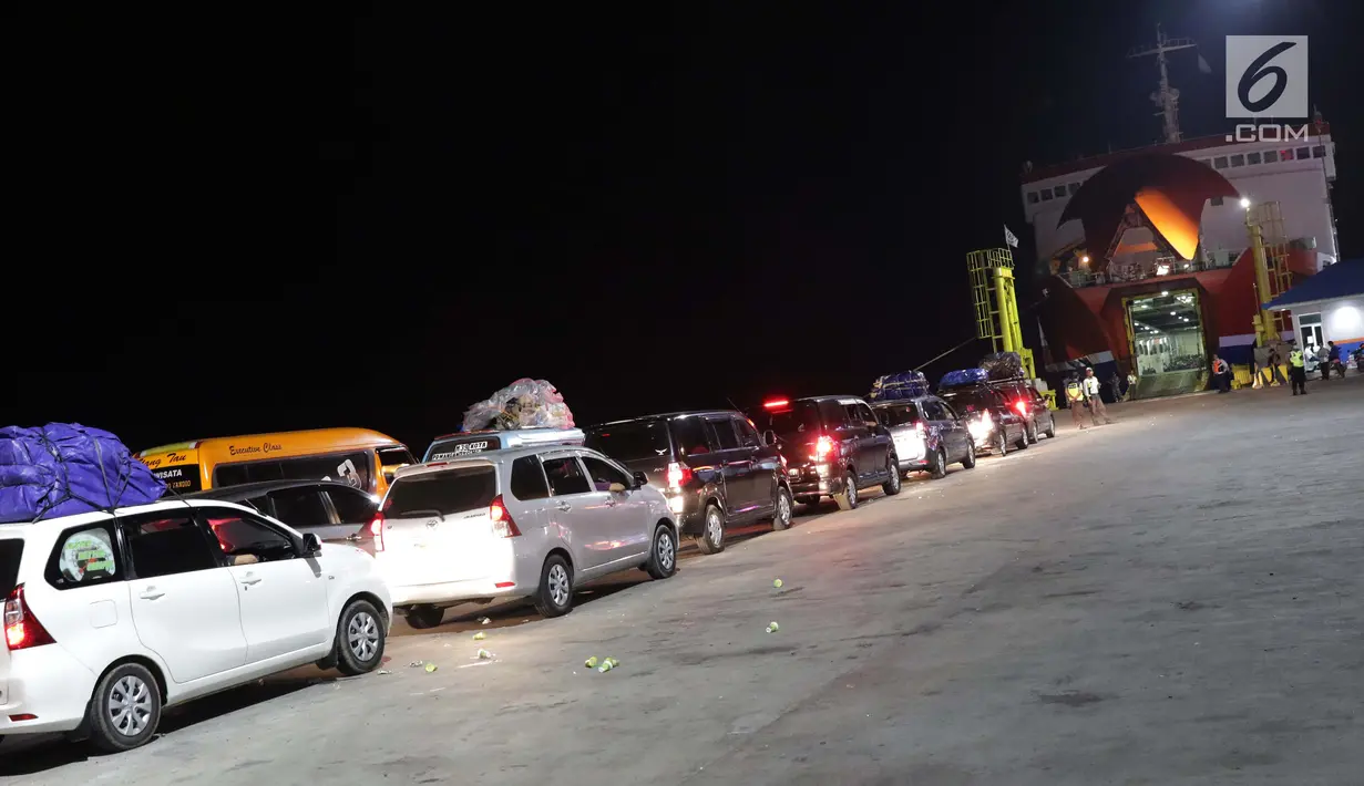 Kendaraan pemudik mengantre waktu masuk kapal penyeberangan di Dermaga 7 Pelabuhan Penyebrangan Merak, Banten, Sabtu (1/6/2019). Diperkirakan puncak arus mudik menuju pulau Sumatera akan terjadi pada Sabtu (1/6) dan Minggu (2/6). (Liputan6.com/Helmi Fithriansyah)