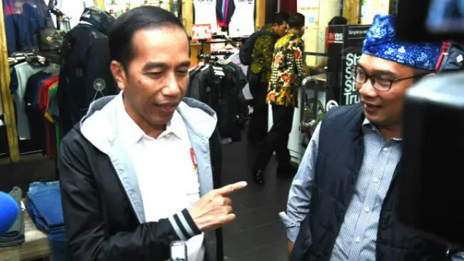 Jokowi beli jaket di Bandung. (Liputan6.com/Biro Pers Presiden)