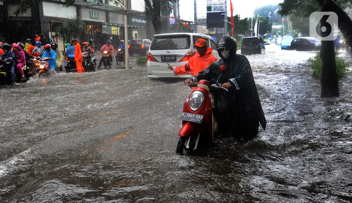 Sejumlah kendaraan melintasi trotoar untuk menghindari banjir di Jalan Kemang Raya, Jakarta Selatan, Kamis (3/11/2022). Hujan deras sekitar dua jam lebih menyebabkan Jalan Kemang Raya digenangi banjir sekitar 30 cm sehingga benyak kendaraan tidak dapat melintas. (merdeka.com/Arie Basuki)