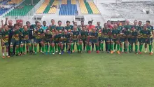 Persebaya All Star merayakan 100 tahun Bung Tomo dengan menjajal rumput Stadion Gelora 10 November. (Bola.com/Aditya Wany)