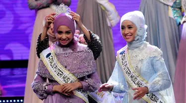 Finalis asal Medan, Nesa Aqila Herryanto Putri saat dipasangkan mahkota Putri Muslimah Indonesia 2015 di Studio 6 Emtek City, Jakarta, Rabu (13/5) malam. (Liputan6.com/Faisal R Syam) 