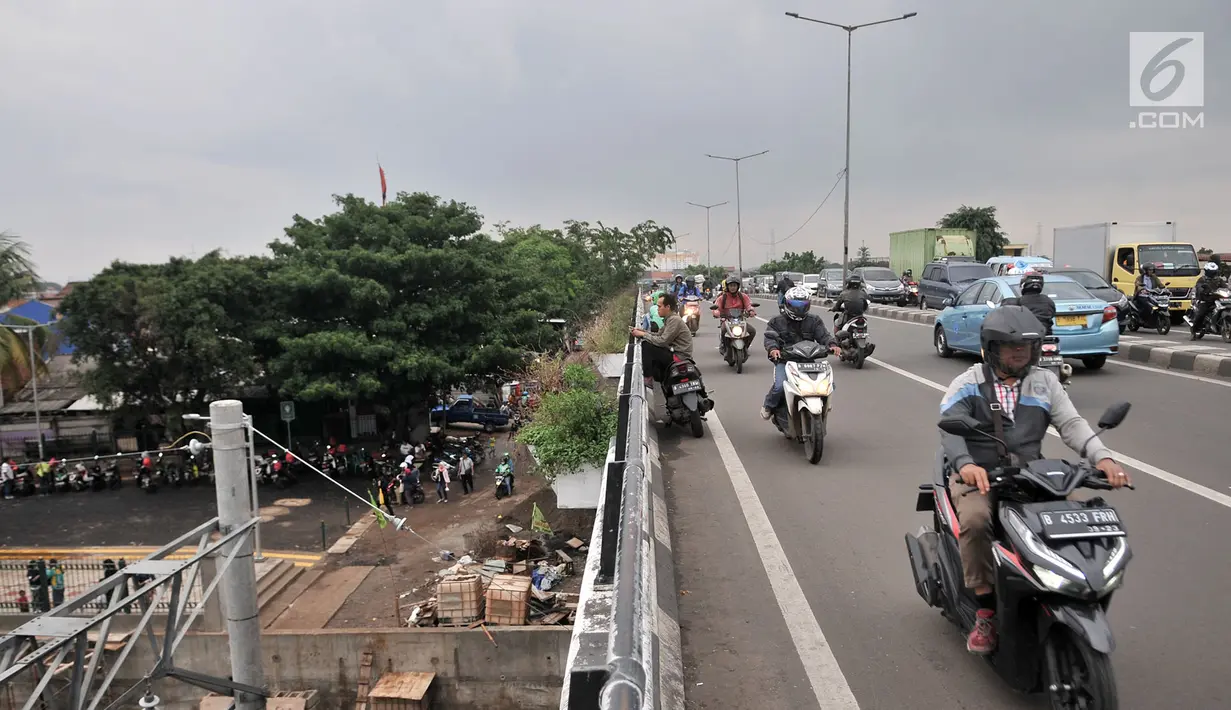 Pengendara sepeda motor nekat melawan arah saat melintas di jalan layang atau flyover Buaran, Jakarta, Kamis (29/11). Aksi nekat ini kerap terjadi di flyover Buaran, terutama pada saat jam sibuk guna menghindari kemacetan. (Merdeka.com/Iqbal S Nugroho)