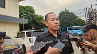 Kasi Humas Polres Metro Depok, AKP Made Budi saat dikonfirmasi terkait dugaan pengeroyokan oknum TNI di Supermarket, Depok. (Foto: Liputan6.com/Dicky Agung Prihanto)