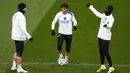 Sebagai informasi, pertandingan ini merupakan penentu bagi posisi kedua tim di klasemen sementara. Tampak dalam foto, gelandang Paris Saint-Germain asal Portugal, Joao Neves (tengah), mengontrol bola selama sesi latihan di Campus Paris Saint-Germain di Poissy, pinggiran barat pada Selasa 27 Januari 2026. (Franck FIFE/AFP)