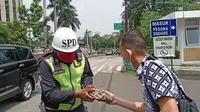 Kejari Kota Depok memberikan sajadah kepada masyarakat dalam memutus mata rantai COVID-19 di Kota Depok. (Foto:Liputan6/Dicky Agung Prihanto)