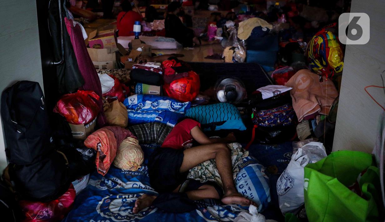 Aktivitas warga korban banjir yang masih bertahan mengungsi di GOR Pengadegan, Jakarta, Selasa (7/1/2020). Masih banyaknya warga yang memilih bertahan di pengungsian lantaran kondisi rumah mereka belum memungkinkan untuk ditinggali dan belum adanya arahan dari kelurahan. (Liputan6.com/Faizal Fanani)