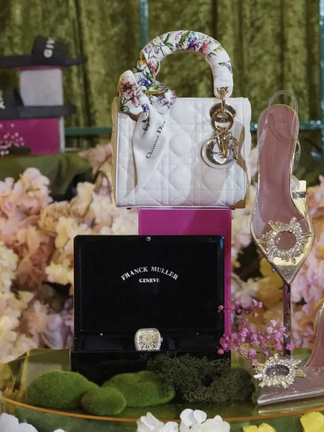 Harga seseran yang dibawa anak Hotman Paris untuk Chen Giovani, credit: @madebylace_