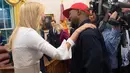 Rapper Kanye West berbincang dengan Ivanka Trump setelah bertemu Presiden AS Donald Trump di Oval Office, Gedung Putih, Kamis (11/10). Kanye West adalah satu dari kulit hitam pendukung presiden yang jarang. (SAUL LOEB / AFP)