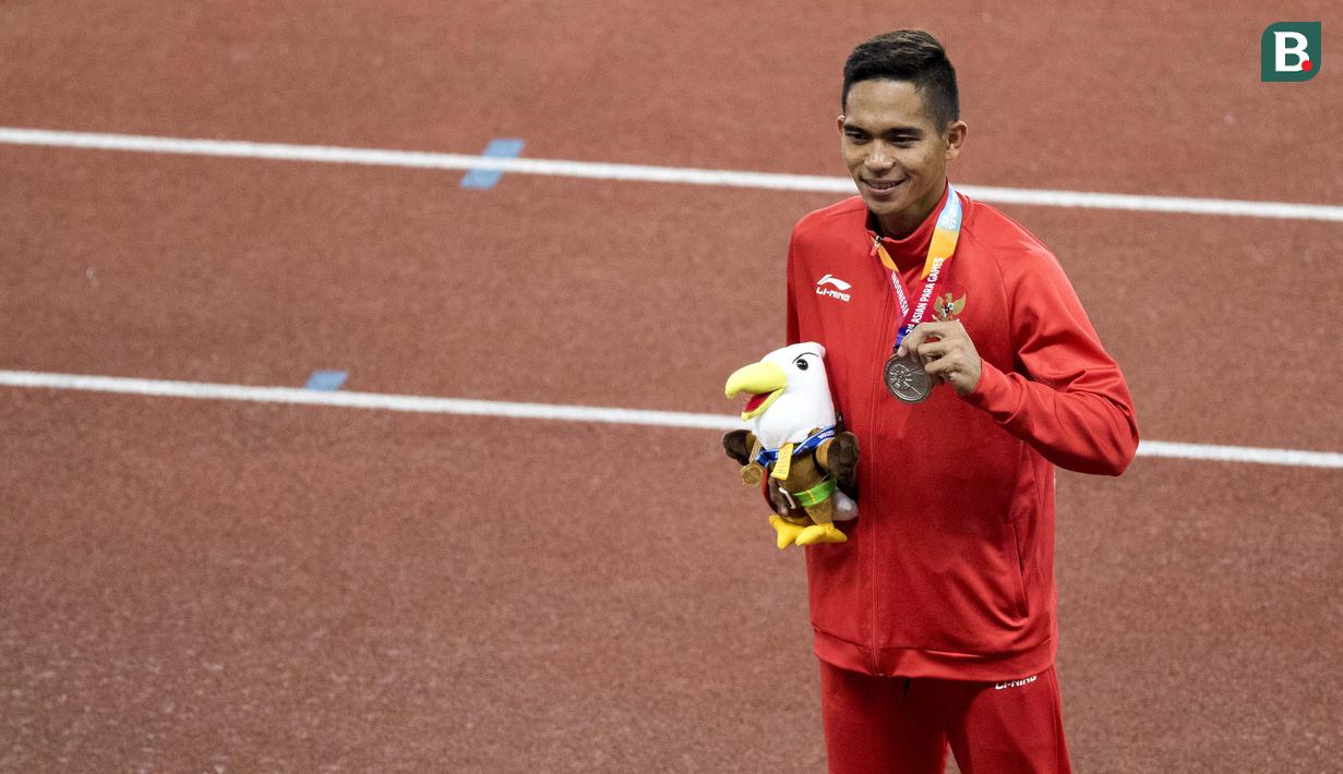 Ferry Pradana meraih medali perak di cabang para atletik nomor lari 400 meter putra klasifikasi T45/46/47 pada Asian Para Games 2018, di Stadion Utama Gelora Bung Karno Jakarta, Kamis(11/10/2018).  (Bola.com/Peksi Cahyo)