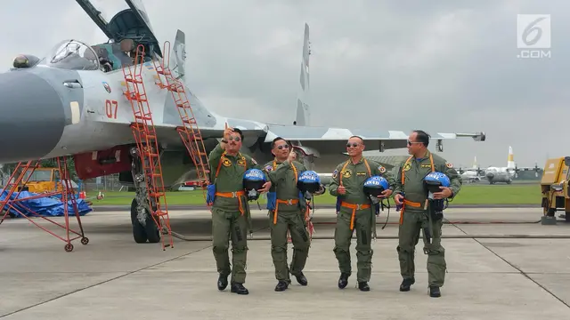Panglima dan Kapolri Saat Naik Sukhoi