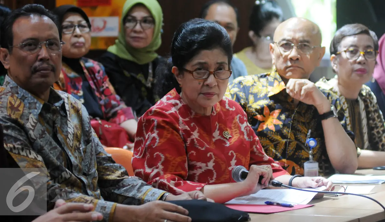 Menkes, Nila F Moeloek mendengarkan pertanyaan wartawan di Kemenkes, Jakarta, (19/7). Menurut Menkes Nila F Moeloek pemberian vaksin ulang tidak akan berdampak apapun. (Liputan6.com/Helmi Afandi)