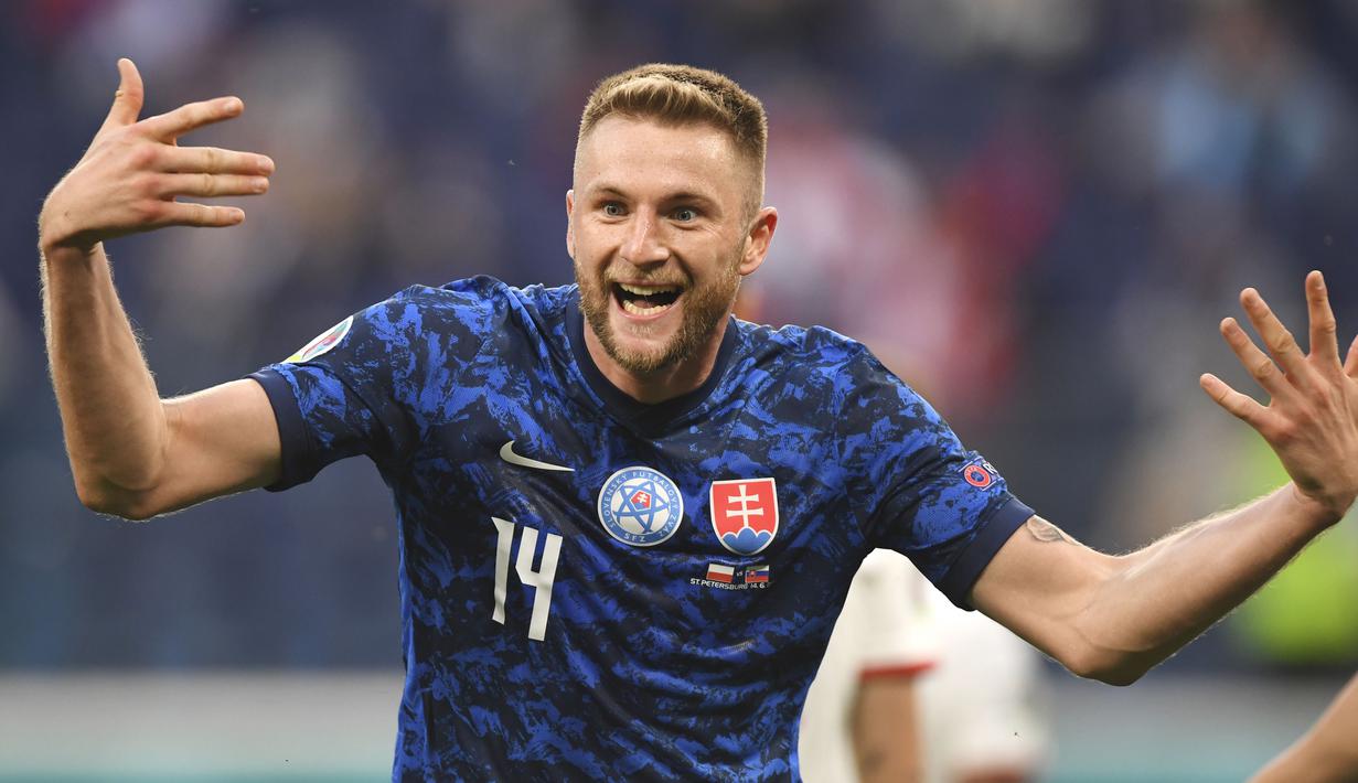 Slovakia berhasil memaksimalkan keunggulan jumlah pemain untuk mencetak gol lagi. Lewat kemelut yang terjadi di depan gawang Polandia, Milan Skriniar berhasil mencetak gol guna mengubah skor menjadi 2-1 dan memastikan kemenangan atas Polandia. (Kirill Kudryavtsev/Pool via AP)