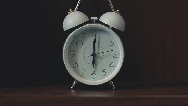 Ilustrasi jam, alarm