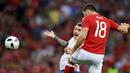 Pemain Rusia, Pavel Mamaev (kiri) berebut bola dengan pemain Wales, Sam Vokes pada laga grup B Euro cup 2016 di Stadion Municipal, Toulouse, Selasa (21/6/2016) dini hari WIB. Wales menang 3-0.  AFP/Martin Bureau)