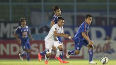 Striker Arema Cronus, Samsul Arif melewati hadangan pemain Bali United pada laga perempat final Piala Presiden 2015 di Stadion Kanjuruhan, Malang, Sabtu (19/9/2015). Arema berhasil menang 2-1 berkat gol Samsul Arif. (Bola.com/Vitalis Yogi Trisna)