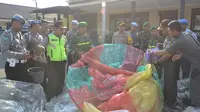 Polisi menyita puluhan balon udara di Ponorogo saat libur Lebaran. (Liputan6.com/Dian Kurniawan)