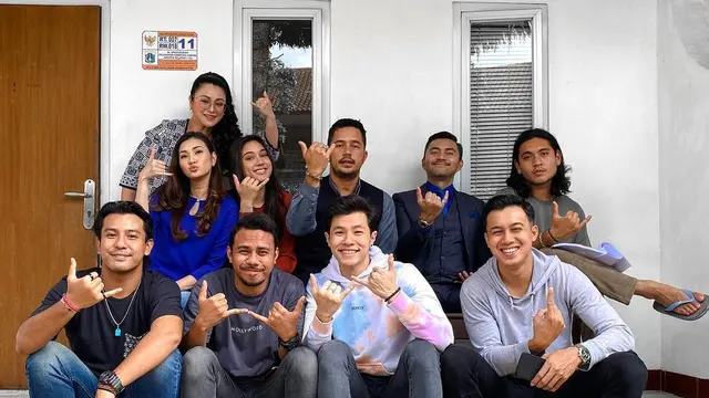 Emeraldy Rafael dan para pemain Love Story The Series. (Foto: Instagram @emeraldyrafael)