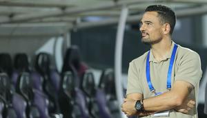 Pelatih Persita, Carlos Gonzales Pena usai memimpin laga melawan Dewa United pada lanjutan BRI Super League 2025/2026 di Stadion Indomilk Arena, Tangerang, Banten, Kamis (26/2/2026). (Bola.com/M Iqbal Ichsan)