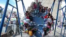 Anak-Anak Suriah Rayakan Idul Fitri di Taman Bermain: Anak-anak Suriah bermain di taman hiburan sementara ketika merayakan Idul Fitri di kota Idlib, Senin (24/5/2020). Anak-anak itu menikmati permainan yang mungkin jarang mereka rasakan di tengah peperangan yang masih berkecamuk. (OMAR HAJ KADOUR/A