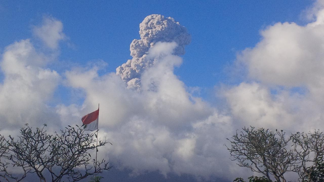 gunung agung meletus